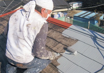 屋根仕上げ塗装の様子