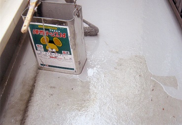 弾性トップ14：ベランダ床への防水塗装上塗り